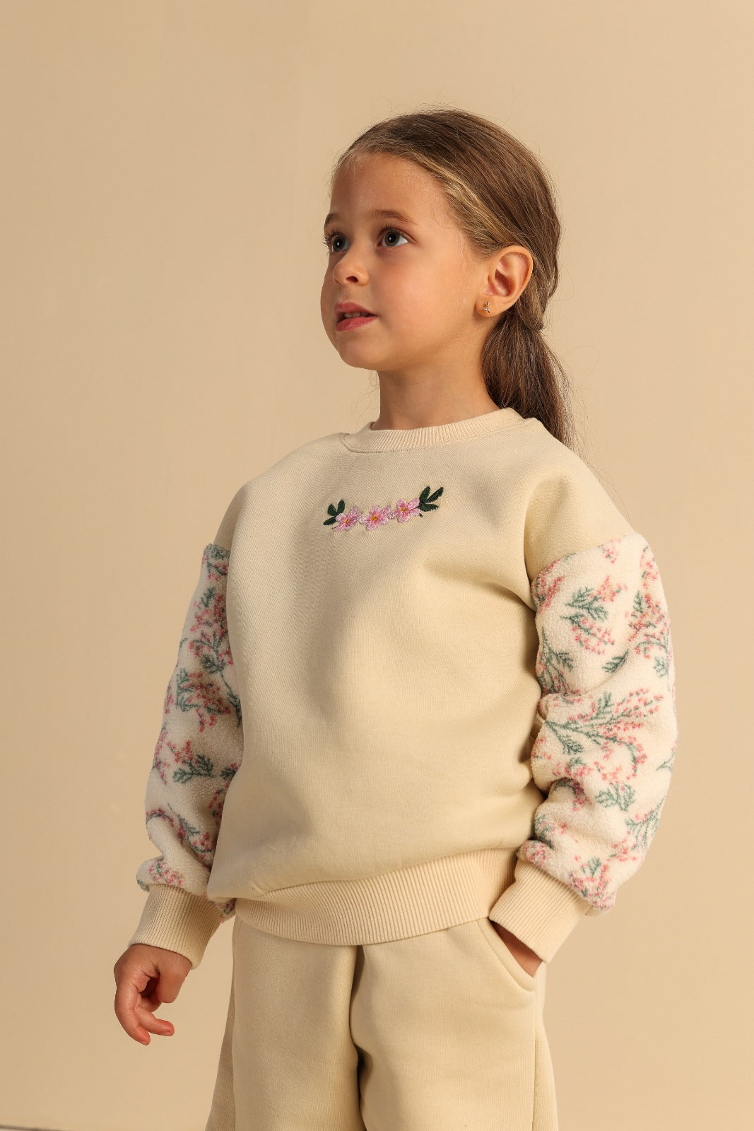 Girls’ Floral Sleeve Sweatshirt & Wide-Leg Pants Set – Cream 2-Piece Outfit