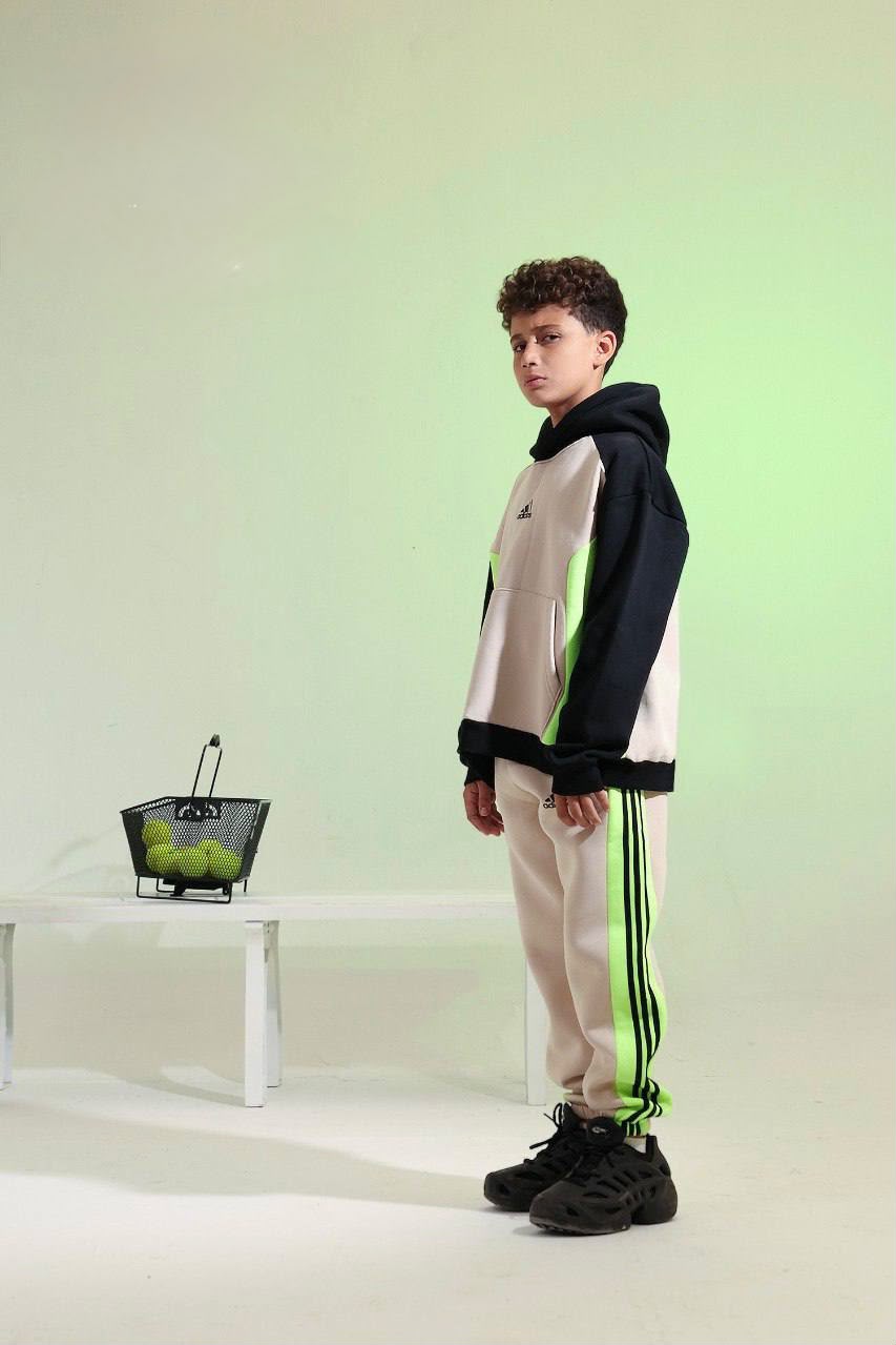 Boys’ Black 2-Piece Tracksuit Set with Color-Block Graphic Panels – Sporty Sweatshirt & Joggers (Copy)