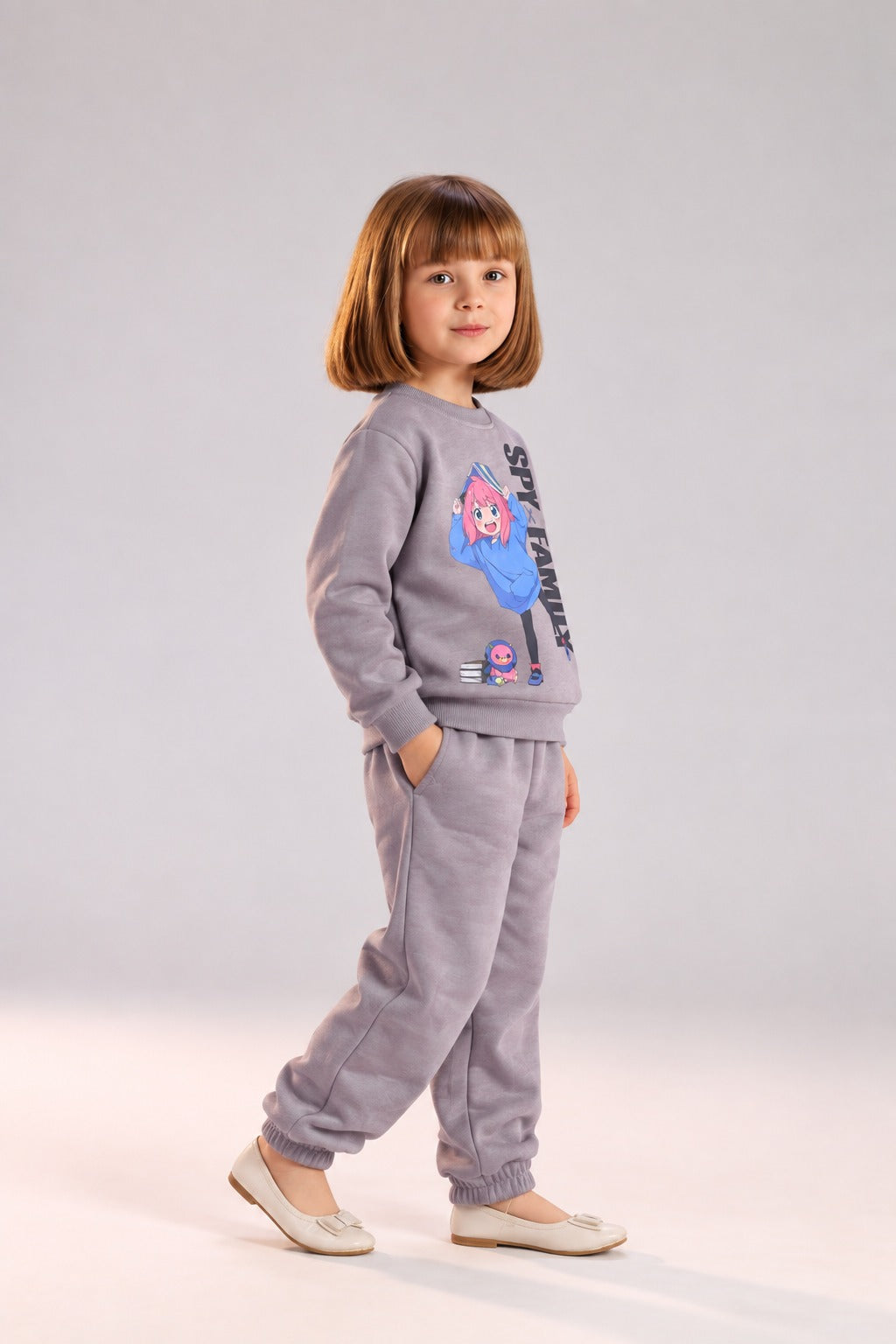 Girls’ Gray Spy Family Graphic Sweatshirt & Jogger Pants Set – Casual Kids’ Outfit