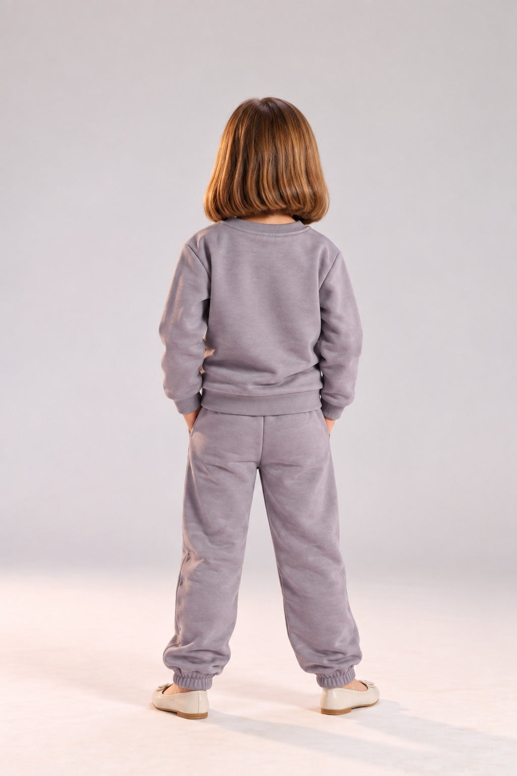 Girls’ Gray Spy Family Graphic Sweatshirt & Jogger Pants Set – Casual Kids’ Outfit
