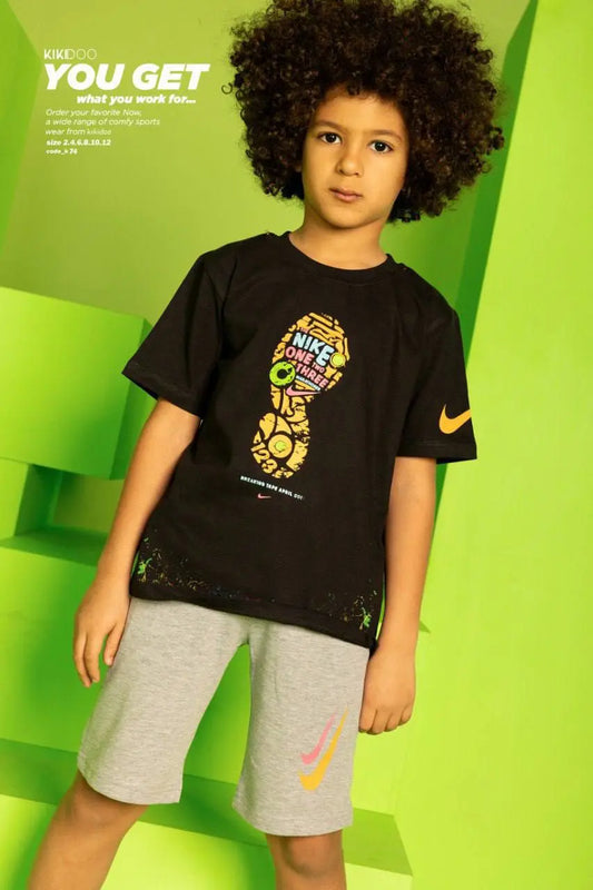 Paint Pop Tee & Solid Knit Shorts Se