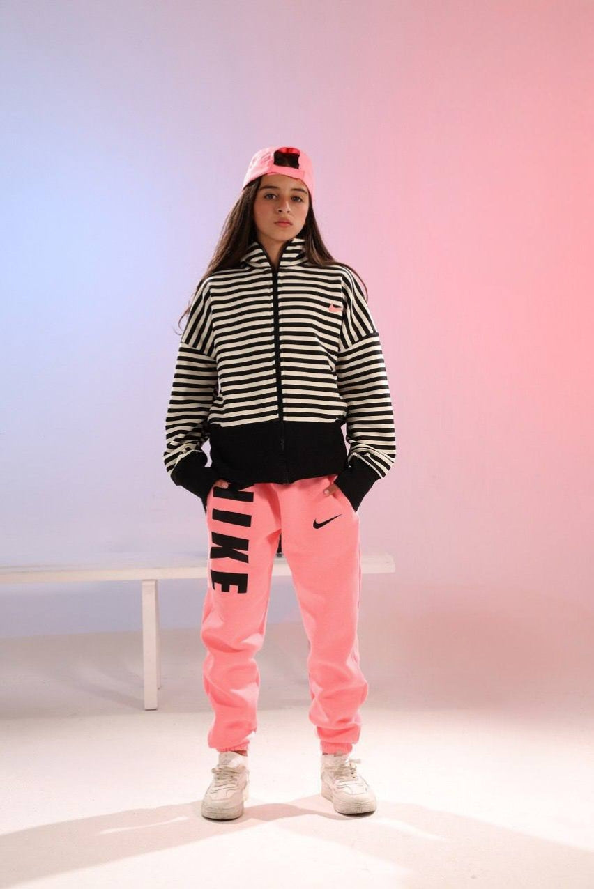 Kids’ Nike-Style Striped Track Jacket & Pink Jogger Set – Sporty 2-Piece Outfit