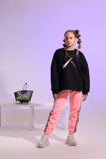 Girls’ Black Graphic Sweatshirt & Pink Jogger Pants Set – Sporty Casual Outfit