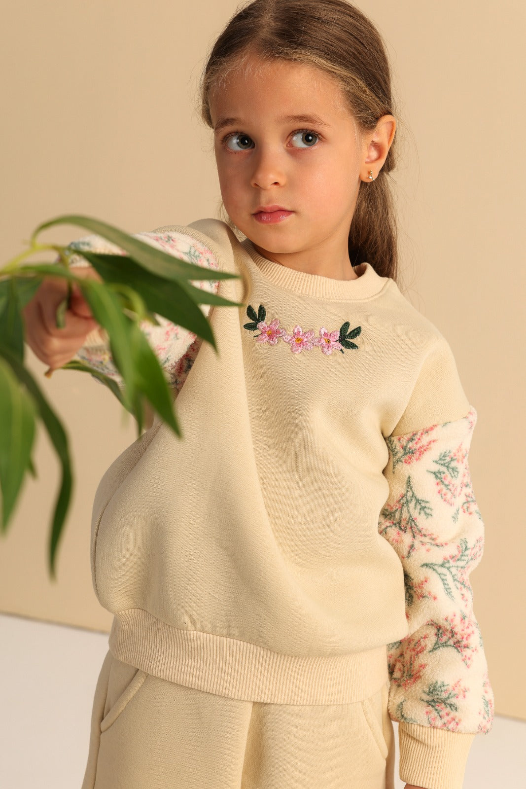 Girls’ Floral Sleeve Sweatshirt & Wide-Leg Pants Set – Cream 2-Piece Outfit