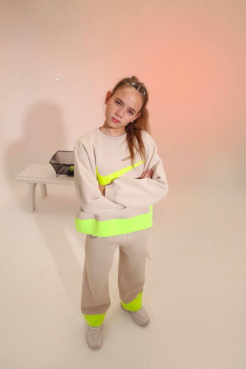 Girls Oversized Sweatshirt & Wide-Leg Pants Set – Beige Neon Accent Casual Outfit