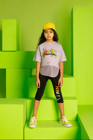Girls’ Nike Graphic T-Shirt & Capri Leggings Set – Sporty Casual Outfit