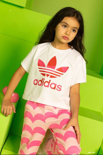 Girls’ Adidas Graphic T-Shirt & Pink Heart-Print Jogger Set – Casual 2-Piece Outfit