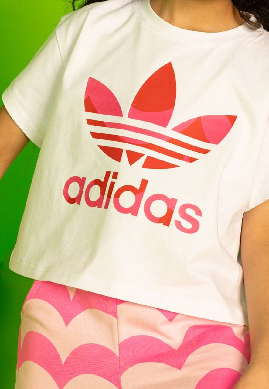 Girls’ Adidas Graphic T-Shirt & Pink Heart-Print Jogger Set – Casual 2-Piece Outfit