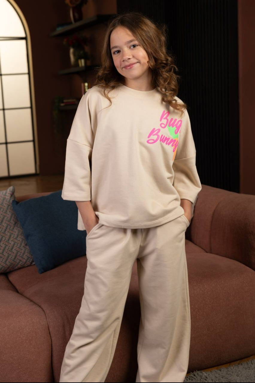 Girls’ Beige “Bug Bunny” Graphic Sweatshirt & Wide-Leg Pants Set – Casual Lounge Outfit