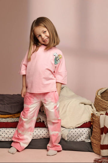 Girls’ Pink Graphic T-Shirt & Tie-Dye Wide-Leg Pants Set – Casual 2-Piece Outfit
