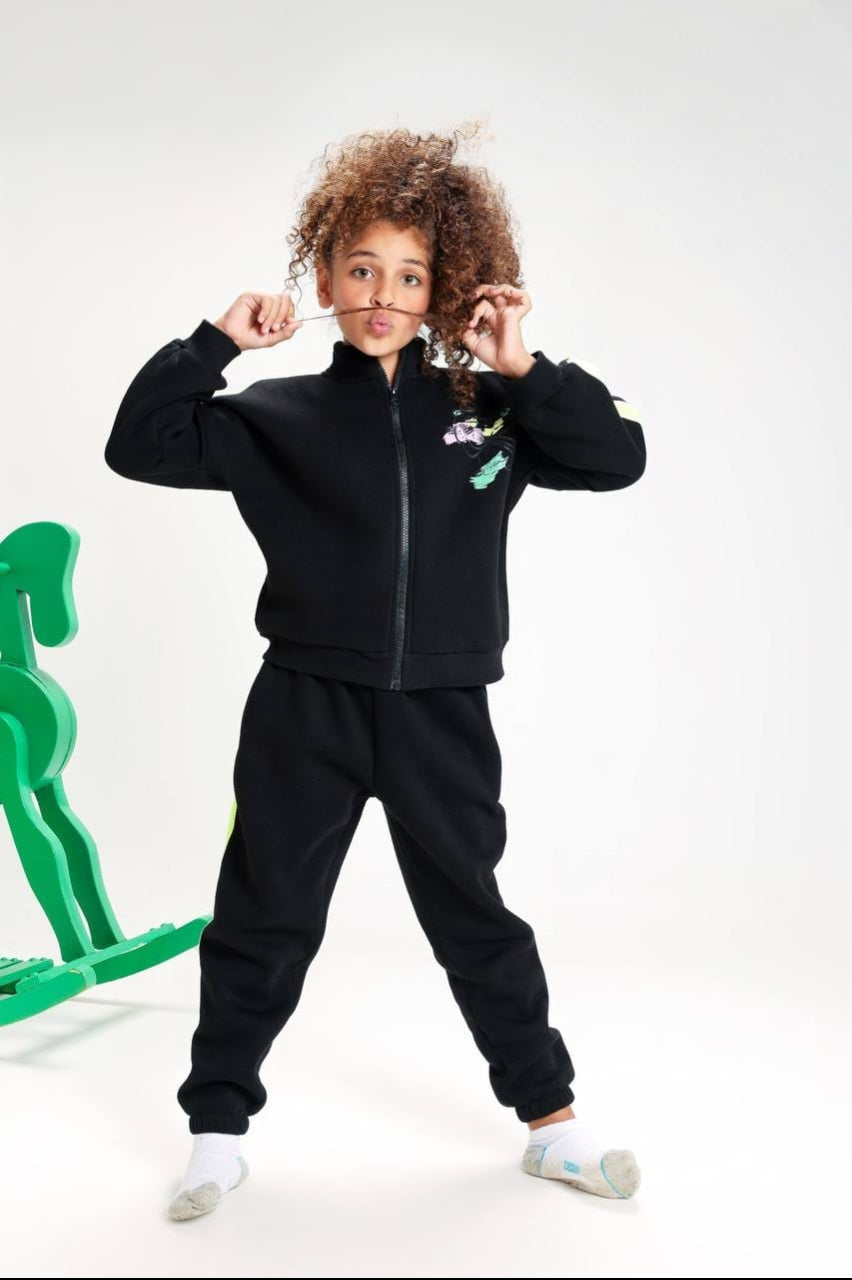 Girls’ Black Zip-Up Tracksuit Set – Graphic Jacket & Jogger Pants