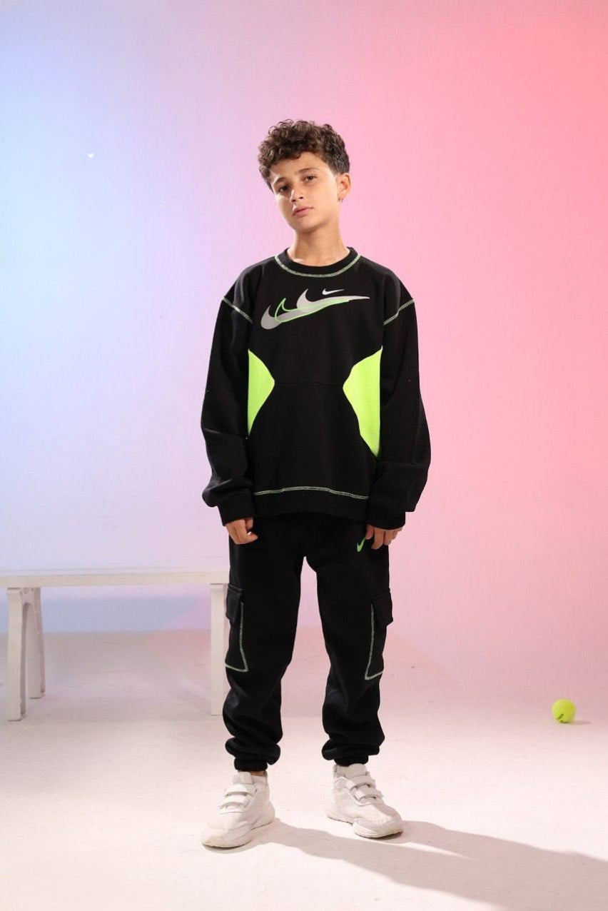 Boys’ Nike Black Sweatshirt & Cargo Jogger Pants Set – Neon Green Sporty Two-Piece Outfit