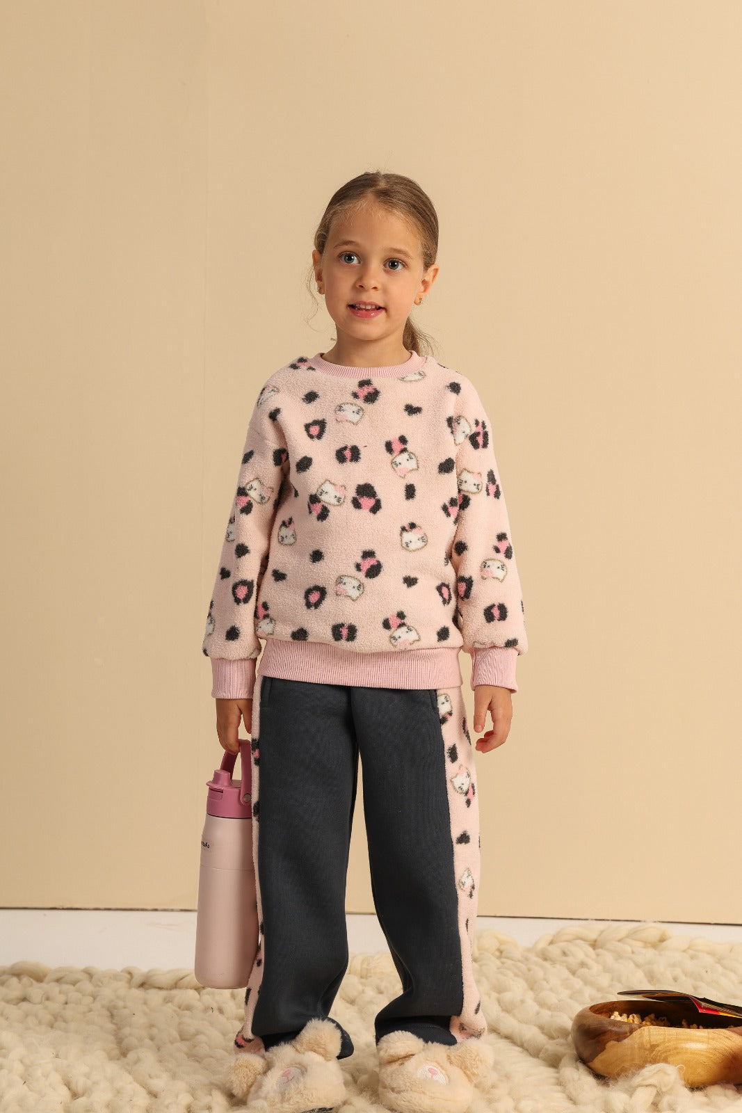 Girls’ Hello Kitty Fleece Sweatshirt and Wide-Leg Pants Set – Pink Printed Two-Piece Winter Outfit