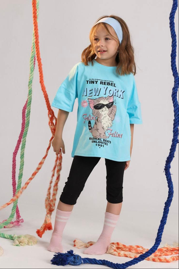 تيشيرت بنات تركوازي بطبعة قطة Tiny Rebel New York (2–10 سنوات)