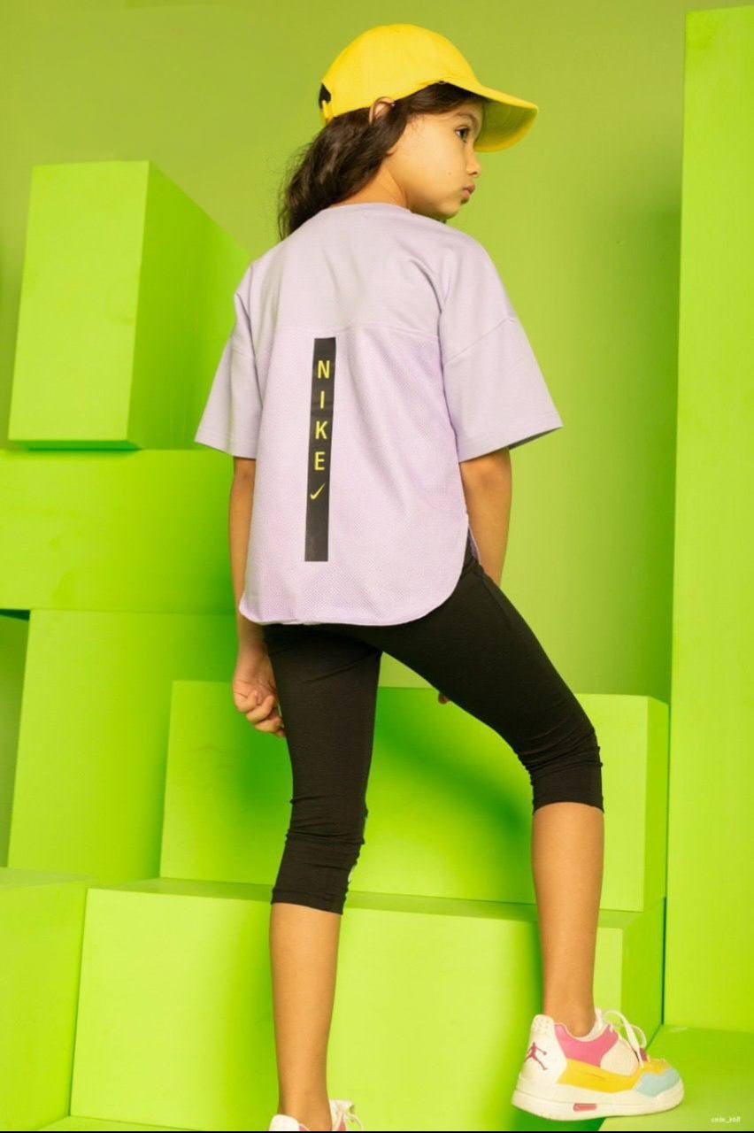 Girls’ Nike Graphic T-Shirt & Capri Leggings Set – Sporty Casual Outfit