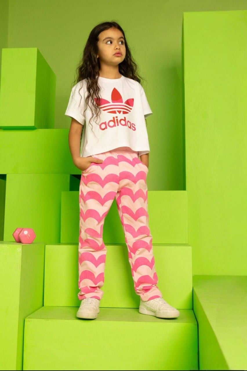 Girls’ Adidas Graphic T-Shirt & Pink Heart-Print Jogger Set – Casual 2-Piece Outfit
