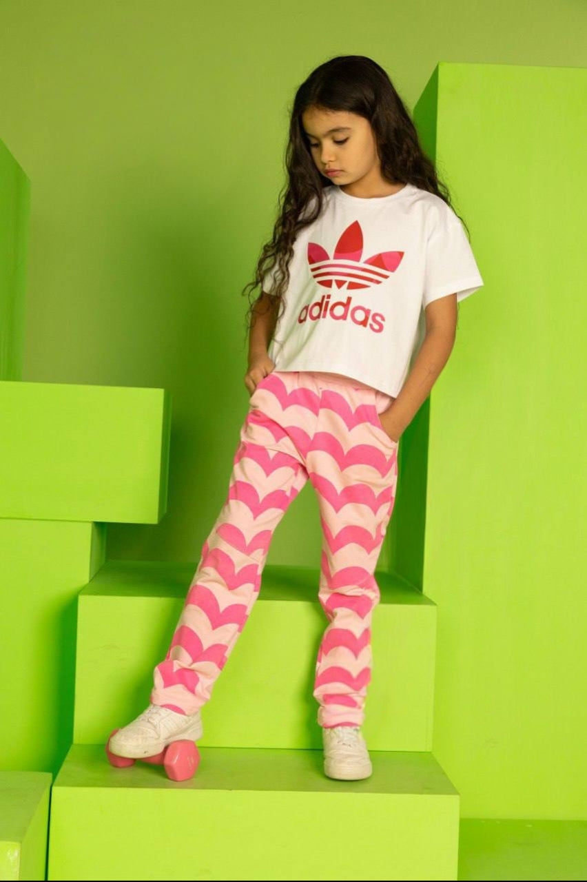 Girls’ Adidas Graphic T-Shirt & Pink Heart-Print Jogger Set – Casual 2-Piece Outfit