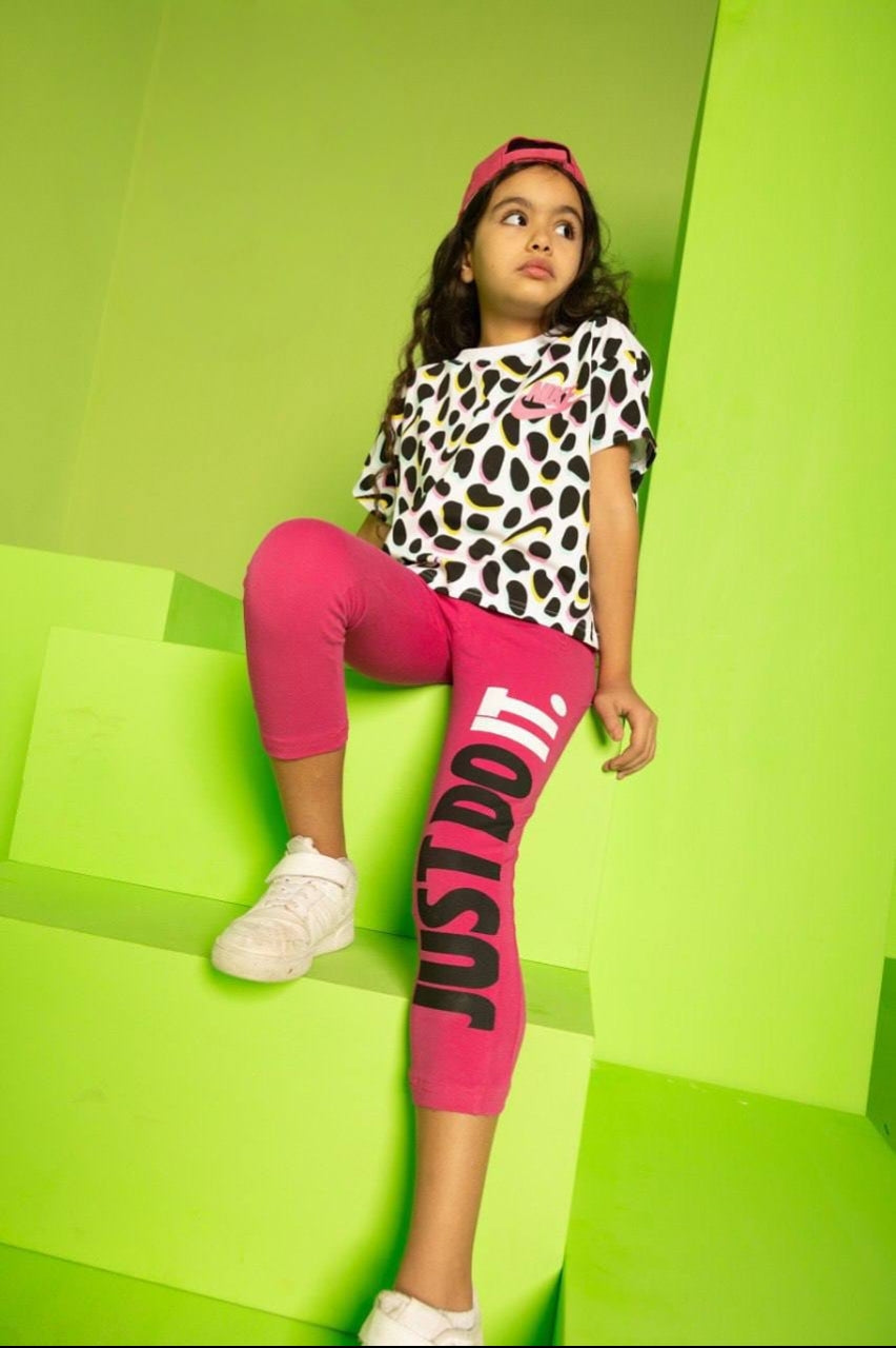 Girls’ Nike Leopard Print T-Shirt & Pink Capri Leggings Set – Sporty Casual 2-Piece Outfit