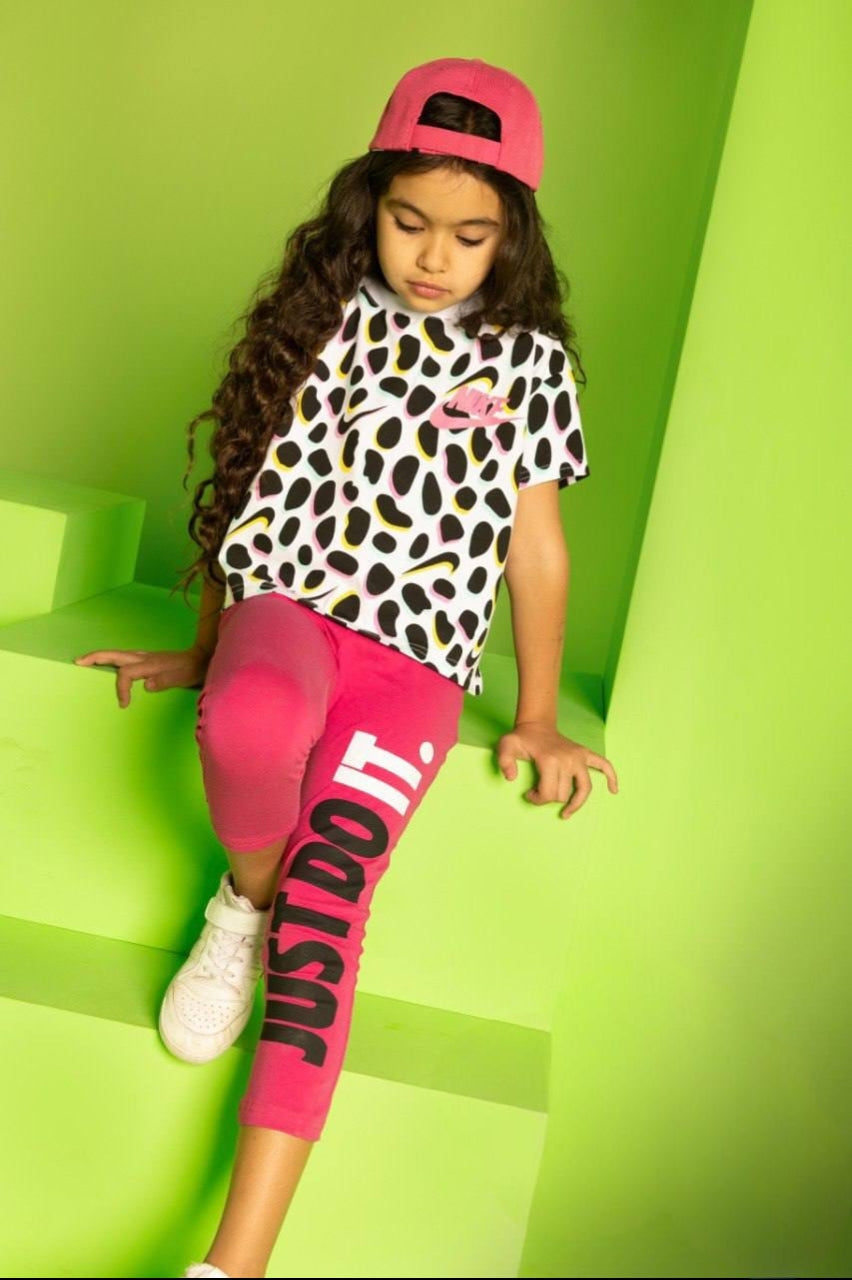 Girls’ Nike Leopard Print T-Shirt & Pink Capri Leggings Set – Sporty Casual 2-Piece Outfit