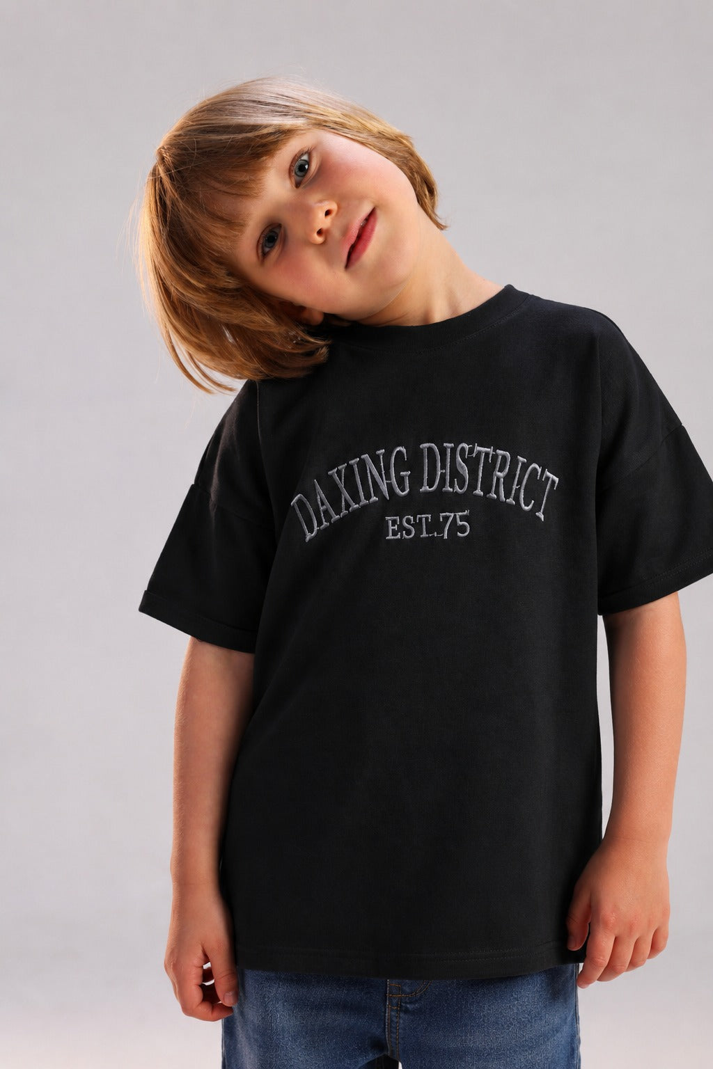 Boys’ Black Graphic T-Shirt – “DAXING DISTRICT” Casual Oversized Short-Sleeve Top