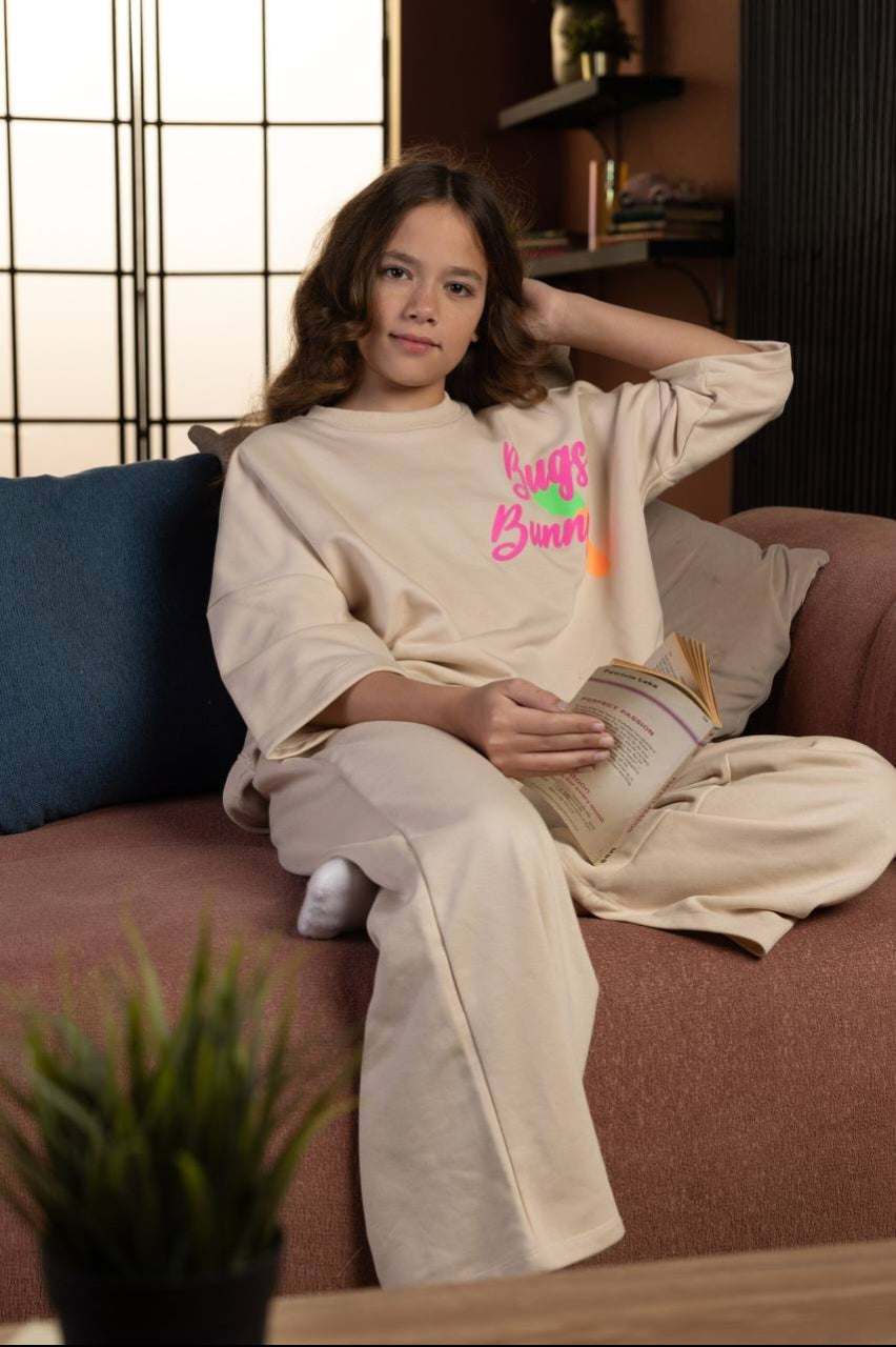 Girls’ Beige “Bug Bunny” Graphic Sweatshirt & Wide-Leg Pants Set – Casual Lounge Outfit