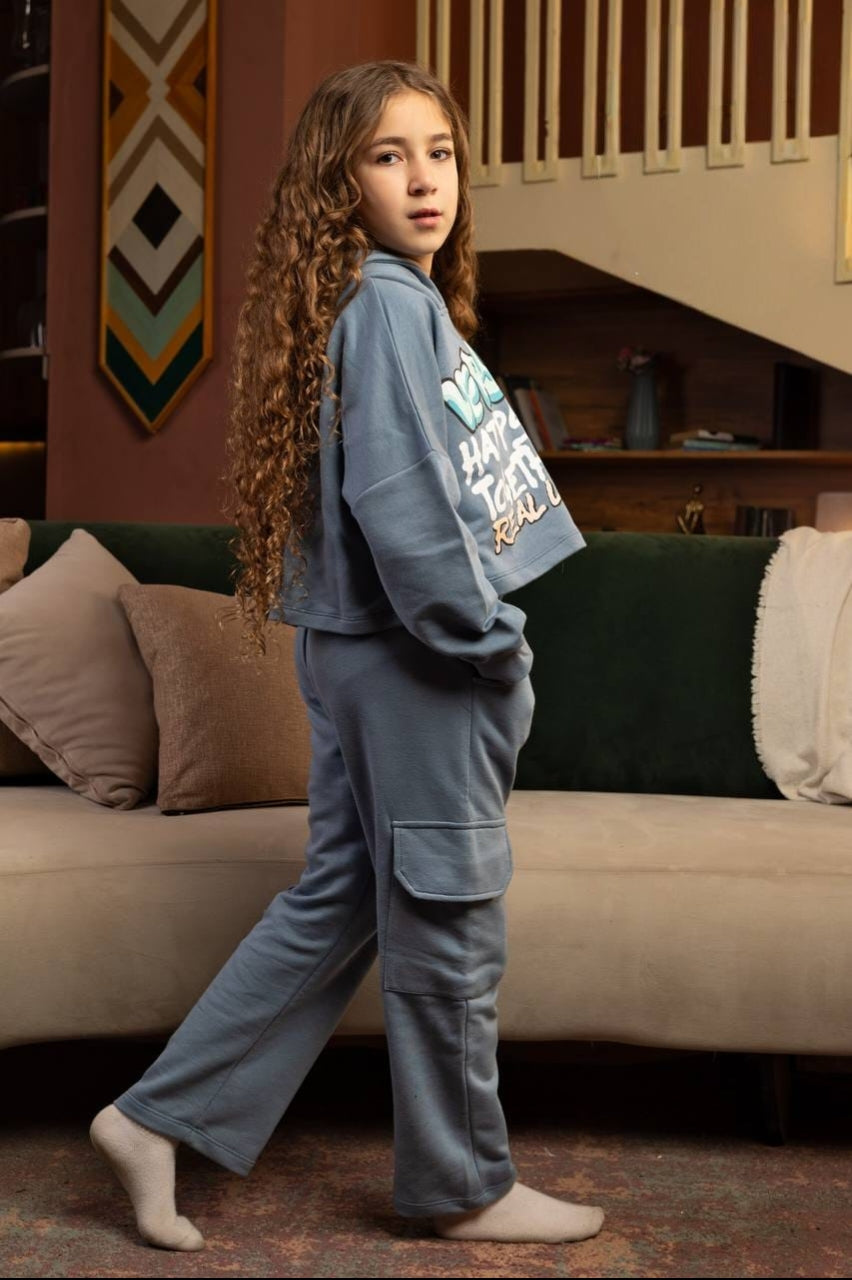 Girls’ Graphic Hoodie & Cargo Pants Set – Cropped Sweatshirt and Wide-Leg Pocket Trousers
