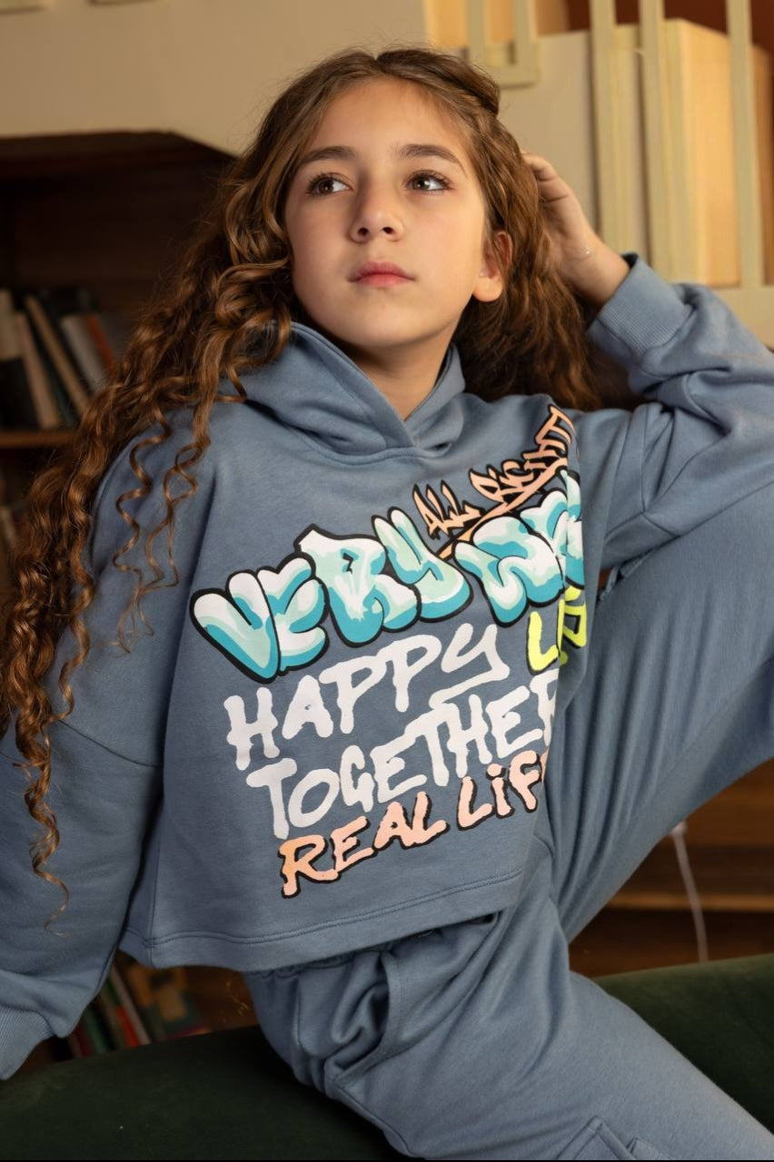 Girls’ Graphic Hoodie & Cargo Pants Set – Cropped Sweatshirt and Wide-Leg Pocket Trousers