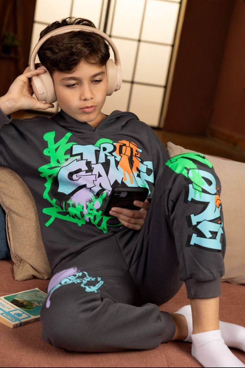 Boys’ Dark Gray 2-Piece Graphic Tracksuit Set – Hooded Sweatshirt & Printed Jogger Pants