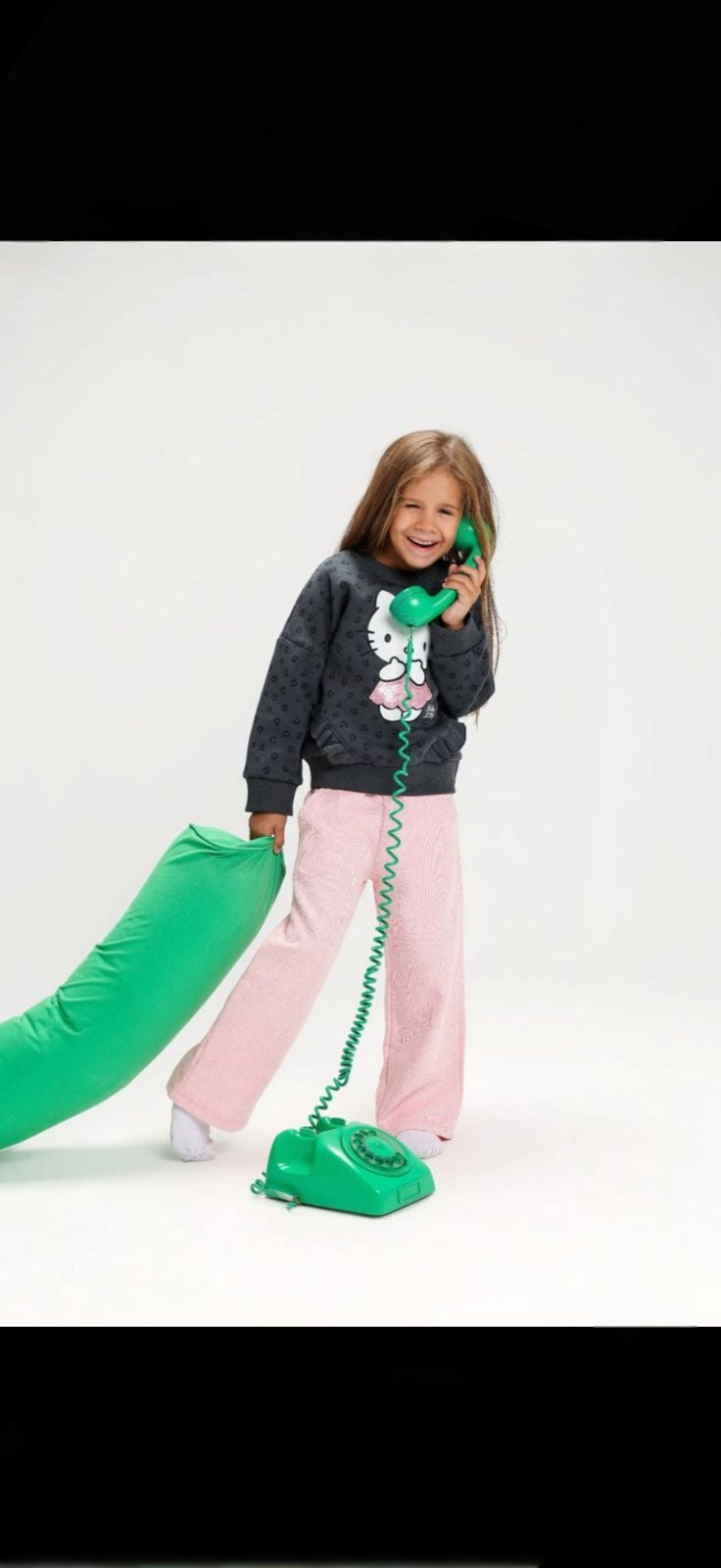 Shop girls’ Daisy Duck 2-piece sweatshirt and jogger set with a cute polka-dot print. A cozy, playful outfit for everyday wear.