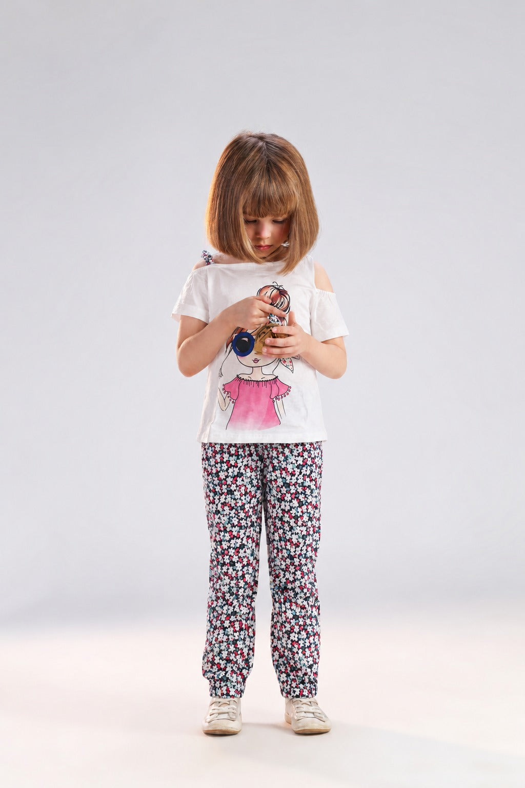 Girls’ 2-Piece Printed Outfit Set – Graphic Cold-Shoulder Top & Floral Wide-Leg Pants