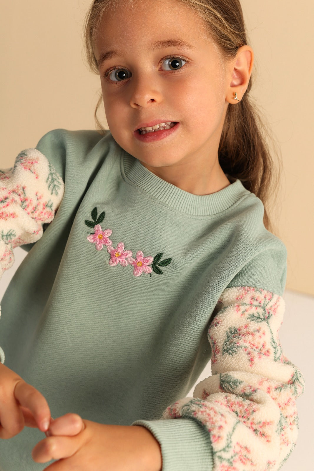 Girls’ Floral Sleeve Knit Sweatshirt & Wide-Leg Pants Set – Sage Green