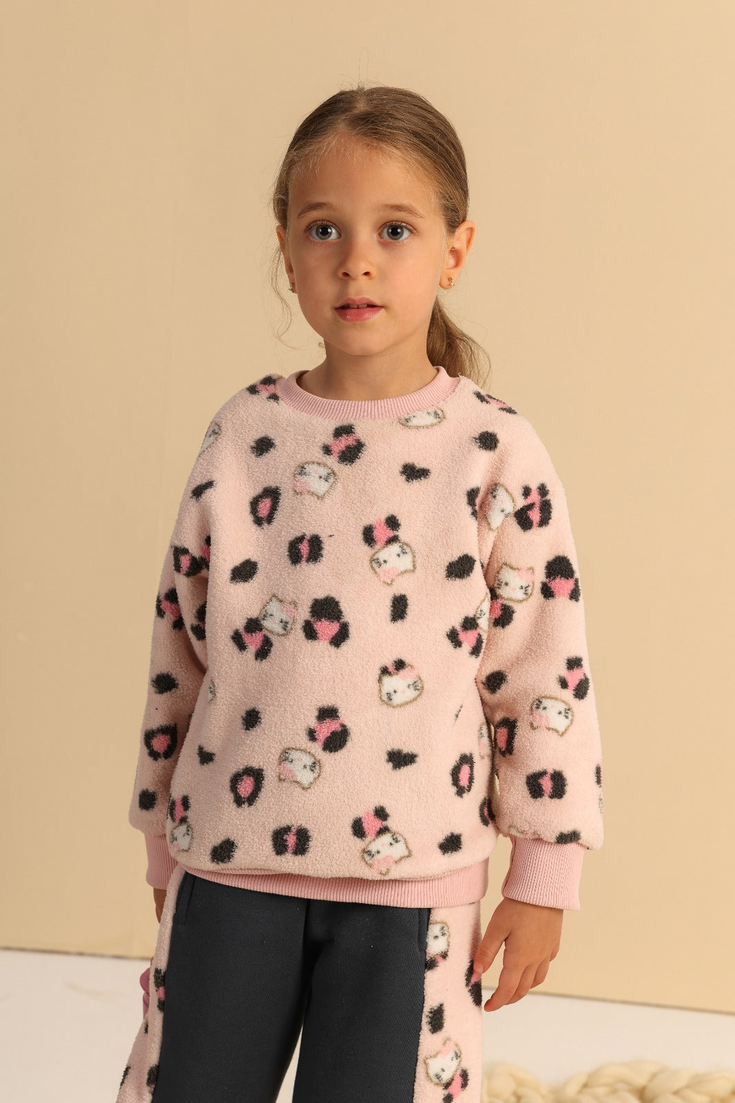 Girls’ Hello Kitty Fleece Sweatshirt and Wide-Leg Pants Set – Pink Printed Two-Piece Winter Outfit