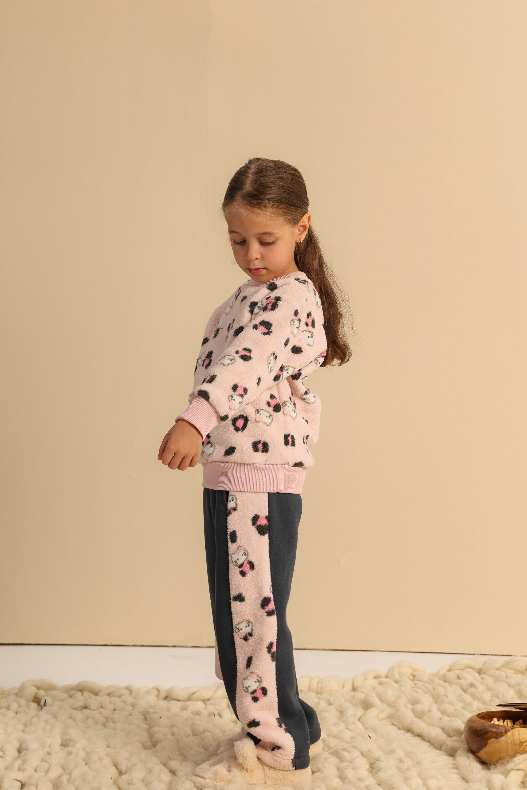 Girls’ Hello Kitty Fleece Sweatshirt and Wide-Leg Pants Set – Pink Printed Two-Piece Winter Outfit