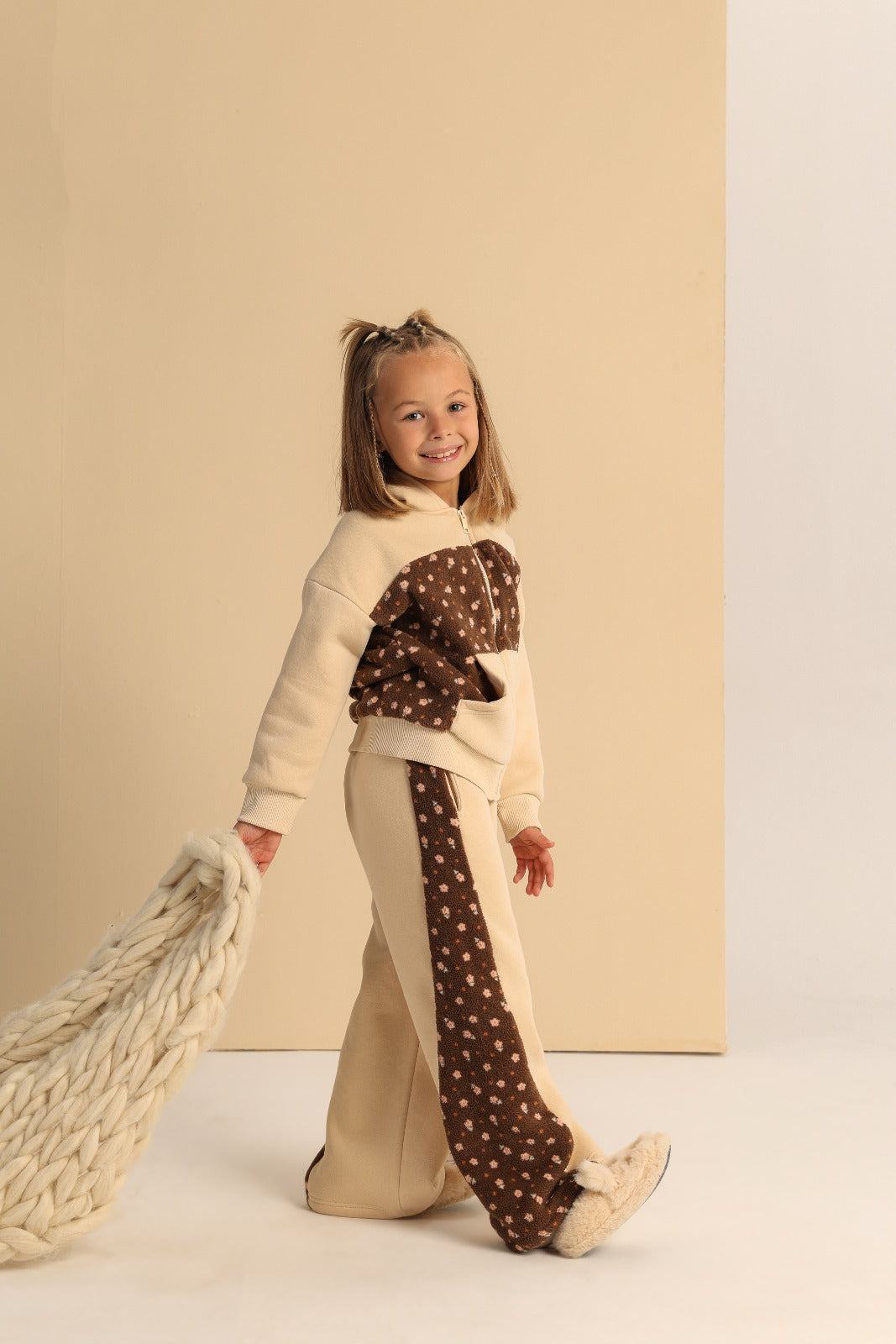 Girls’ Cozy Floral Panel Hoodie & Wide-Leg Pants Set – Beige & Brown Casual Tracksuit